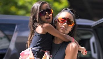 VIDEO Fiica lui Kim Kardashian și-a făcut debutul ca fotomodel la doar cinci ani. Cum a defilat pe podium