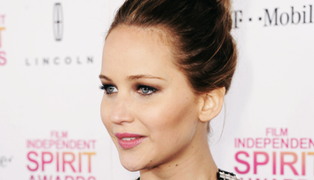 Jennifer Lawrence: actrita a aparut cu proteza la gat pe platourile de la Abscam Project