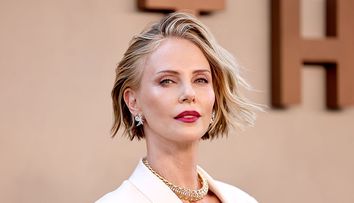 „Așa arată o femeie adevărată”, spun unii. „Arată ca un băț, să mănânce un hamburger”, răspund alții. Charlize Theron stârnește controverse cu ultima apariție