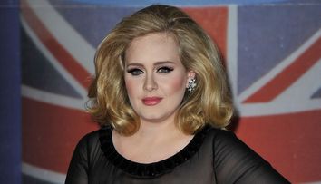 Aparitie rara pentru cea mai in voga artista a momentului. Cum au fotografiat-o paparazzi pe Adele, alaturi de iubit