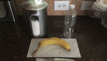 A taiat o banana si a pus-o intr-o sticla goala de apa. Ce s-a intamplat dupa o saptamana. Rezultatul, genial