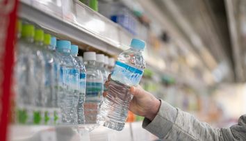 Un angajat al unui supermarket a fost concediat după ce a băut o sticlă de apă fără să o plătească