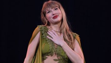 I-a pufnit plânsul, iar unii au fost la un pas de leșin când au aflat bonusurile. Taylor Swift și-a răsplătit regește echipa din turneul Eras: șoferii de camion au primit sume fabuloase