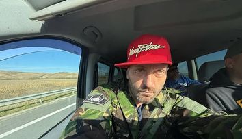 De ce afecțiune suferă Cheloo. Artistul a fost internat la psihiatrie după ce și-a provocat o rană la nivelul gâtului. Personalul medical a sunat la 112: „Sunt puternic...”