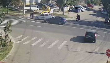 VIDEO | O mamă și doi copii din Adjud au fost loviți din plin cu mașina, pe trecerea de pietoni