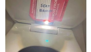 O adolescentă a fost filmată, pe ascuns, în baia avionului. Ce făcea tânăra în toaletă și ce imagini au fost surprinse de camera telefonului mobil