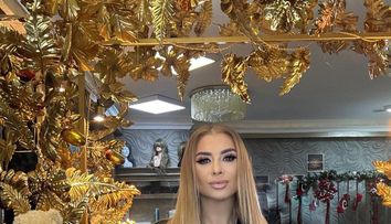 Anamaria Prodan nu se uită deloc la bani! Parastas pe opulență pentru Ionela Prodan. A împărțit pachete cu caviar și rodii, la cimitir