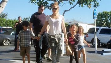 Jennifer Lopez arata ca o diva chiar si in timpul liber. Cum a fost surprinsa cantareata alaturi de cei doi copii