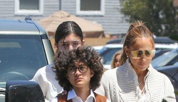 Mai diferite de atât nu se poate. Emme, fiica adolescentă a lui J Lo, nu se inspiră din look-ul de divă al mamei sale