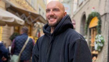 Cine este femeia misterioasă în compania căreia a fost surprins Cătălin Bordea. Au mers împreună la Botoșani, locul natal al comediantului: „Doi moldoveni cinstiți”