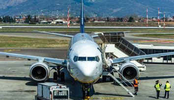 Scene șocante pe pista aeroportului din Bergamo: un bărbat a fost aspirat de motorul unui avion și a murit pe loc