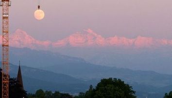 Un pic mai la dreapta, un pic la stanga... perfect! Luna pare tinuta de o macara, intr-o super iluzie optica