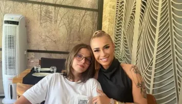 Fiul Anamariei Prodan a absolvit liceul. Cum arată acum Bebeto, la 17 ani. Este extrem de înalt și a renunțat la părul lung. Laurențiu Reghecampf a lipsit de la festivitate: „Are timp să se uite la bătrânețe și să se căiască pentru că a părăsit un asemenea copil minunat”