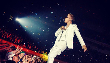 Reactia lui Justin Bieber, dupa ce o admiratoare si-a aruncat sutienul pe scena, la un concert. FOTO