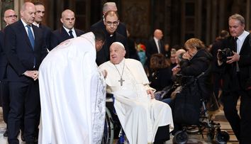 Papa Francisc reacționează bine la tratamentul împotriva pneumoniei. Medicii nu fac încă public prognosticul