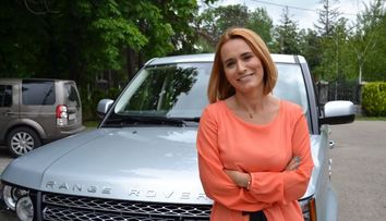 Andreea Esca va fi primul roman care testeaza cea mai noua decapotabila Jaguar