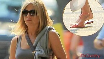 Jennifer Aniston si-a tatuat numele Norman! Afla de ce! FOTO
