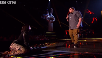 El a facut-o pe Jessie J sa se intinda pe scena pentru el, la 