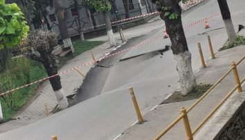 Le-a fugit pământul de sub picioare. Localnicii din orașul Slănic sunt îngrijorați după ce s-a surpat o porțiune mare de stradă. Ce spun specialiștii despre zăcământul de sare pe care stă întreaga localitate