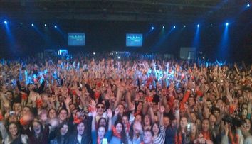 Inna a isterizat multimile la Belgrad. Fanii au fluturat steagul Romaniei. FOTO si VIDEO
