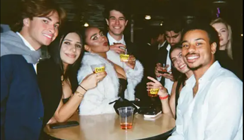 Noua metodă bizară prin care studenții își găsesc acum partener. ”Tinder este primitiv”. Ce se întâmplă în fiecare zi de miercuri