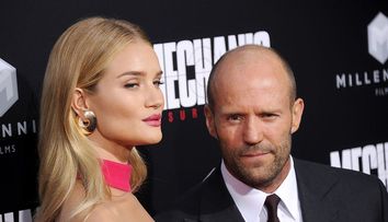 Imagini rare cu logodnica lui Jason Statham. Rosie Huntington-Whiteley s-a pozat în timp ce-și alăpta fetița
