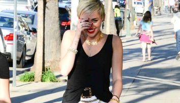 Miley Cyrus, la limita dintre sexy si vulgar. Si-a schimbat tunsoarea si si-a luat cei mai scurti pantaloni posibili