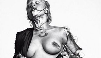 Lady Gaga si-a dezvelit sanul intr-un pictorial intr-o revista pentru barbati! FOTO