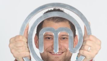 Castigatorul Masterchef Romania a gatit 300 de mucenici, alaturi de ajutoare de nadejde. Cui au fost donati mucenicii