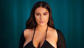 Betty Salam îi calcă pe urme tatălui ei. Artista a făcut senzație la un concert, la malul mării