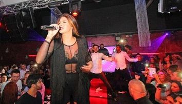 Antonia, show incendiar in Italia. Artista si-a facut aparitia intr-o bluza complet transparenta