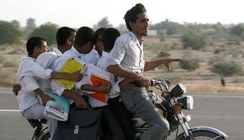 India, tara tuturor posibilitatilor! Vezi cele mai neconventionale mijloace de transportat persoane