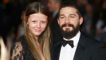 Shia LaBeouf și-a lăsat soția tinerică pentru o cântăreață nonconformistă. Cum arată noua sa cucerire
