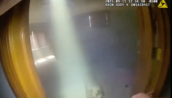 Un cățel l-a șocat pe polițistul care a venit să-l scoată dintr-o casă în flăcări. Ce a făcut înainte să iasă din casă: ”Ce băiat bun” VIDEO