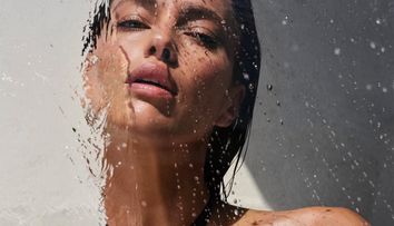 Irina Shayk întâmpină vara cu o apariție spectaculoasă în costum de baie. Fanii, fermecați: „Are o frumusețe nepământeană”
