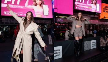 Emily Burghelea a cucerit America! Și-a lansat propria aplicație în New York și a promovat-o în celebrul Times Square: „Mereu ați avut încredere în mine și vă mulțumesc”
