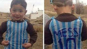 Baietelul afgan, devenit star pe internet cu cel mai original tricou al lui Messi, si-a intalnit in sfarsit idolul 