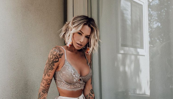 Fosta parteneră a lui Brian Austin Green, apariție incendiară la plajă. Cât de bine arată modelul de 39 de ani