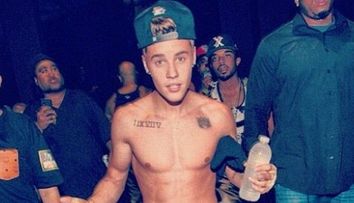 Justin Bieber, schimbare de look pentru fanele lui. Cantaretul si-a vopsit parul si s-a fotografiat la bustul gol
