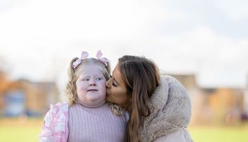 Afecțiunea rară care o ține flămândă. La 5 ani are 45 kg: mama ei i-a pus gard să nu mai ajungă la frigider