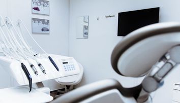 (P) 5 Motive ca să optezi pentru un implant dentar