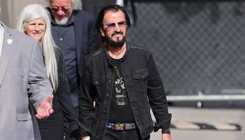 Îl recunoști? E unul dintre cei mai mari muzicieni ai lumii și sfidează vârsta ca nimeni altul! După ce și-a vopsit părul și barba, celebrul Ringo Starr arată de parcă ar fi cu 40 de ani mai tânăr
