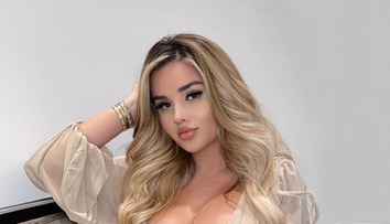 Anastasyia Kvitko, apariție incendiară la piscină. Cum s-a fotografiat rusoaica cu forme atipice