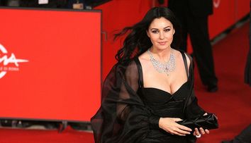 Monica Bellucci, alături de fiica mai mică, pe platourile de filmare. Cum arată Léonie la 10 ani