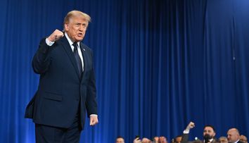Trump, acuzat că a purtat un „scutec dublu” la ceremonia de la Cimitirul Național Arlington. Îngrijorările privind starea de sănătate și o posibilă demență se intensifică