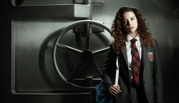 În Casa de Papel era o liceana timidă, în realitate e o blondă sexy de 24 de ani. Cum arată „Alison” acum
