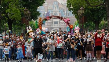 Disneyland și-a deschis porțile în China, însă vizitatorii trebuie să respecte reguli stricte