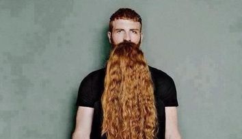 Crezi ca e un barbat cu barba roscata in fotografie? Uita-te mai bine: FOTO