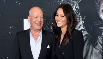 Primele imagini cu Bruce Willis după ieșirea din carantină. Paparazzii l-au surprins la plimbare cu bicicleta