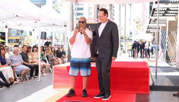 Și-a făcut apariția în adidași și bermude la un eveniment pe Aleea Celebrităților, iar fanii abia l-au recunoscut! Cum arată Mel Gibson la 68 de ani